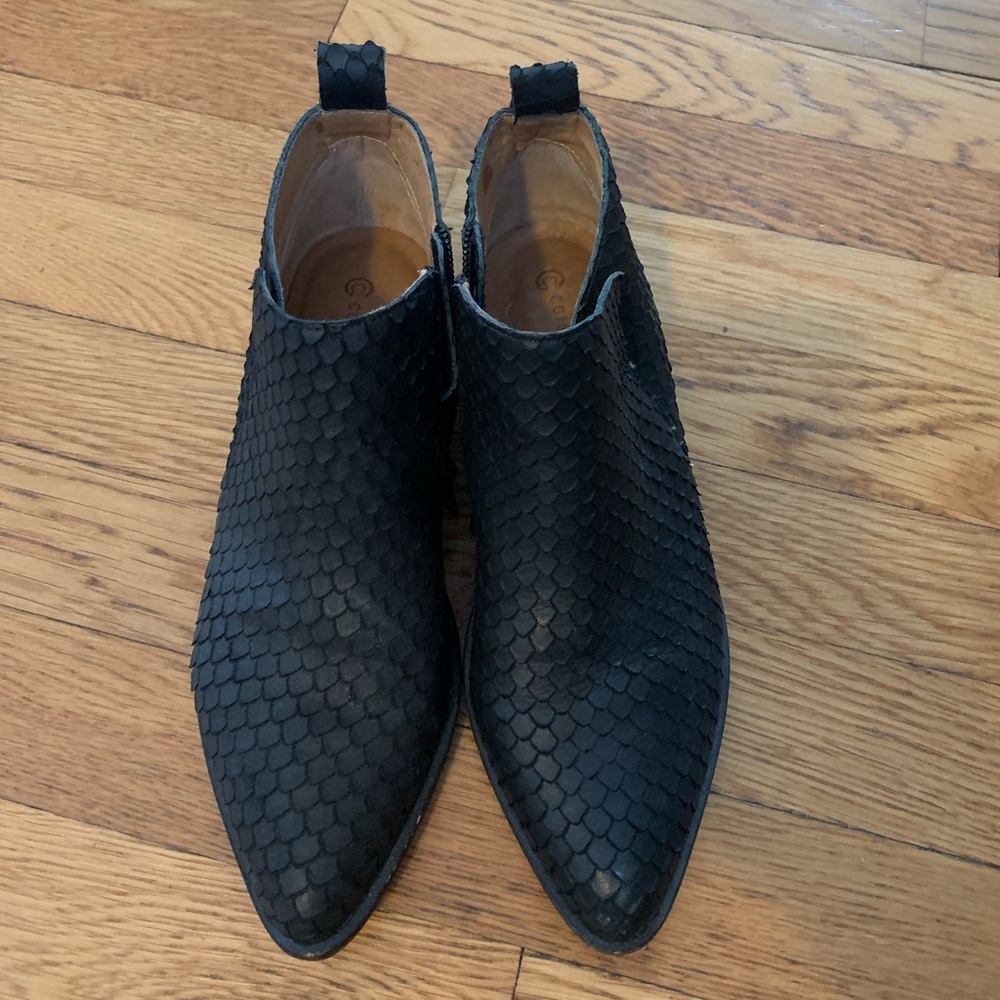 Black booties with fake snake skin corso como